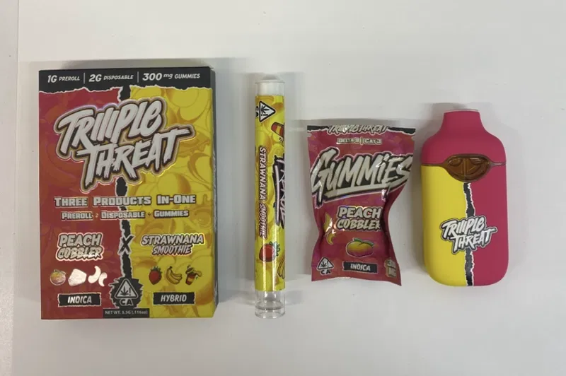 Triiiple Threat 2g Disposable – PEACH COBBLER (Indica) x STRAWNANA SMOOTHIE (Hybrid) Triiiple Threat 2g Disposable – PEACH COBBLER (Indica) x STRAWNANA SMOOTHIE (Hybrid)